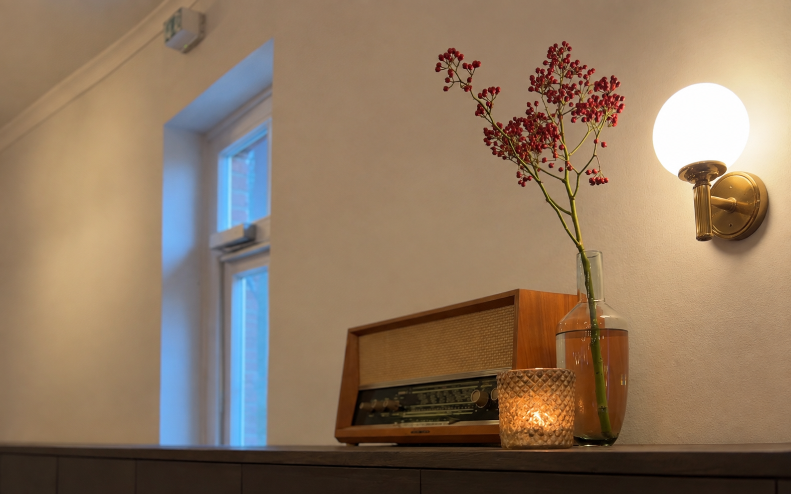 Vintage-Radio, Blumen und Kerzenlicht im DAHMS Kaffeehaus
