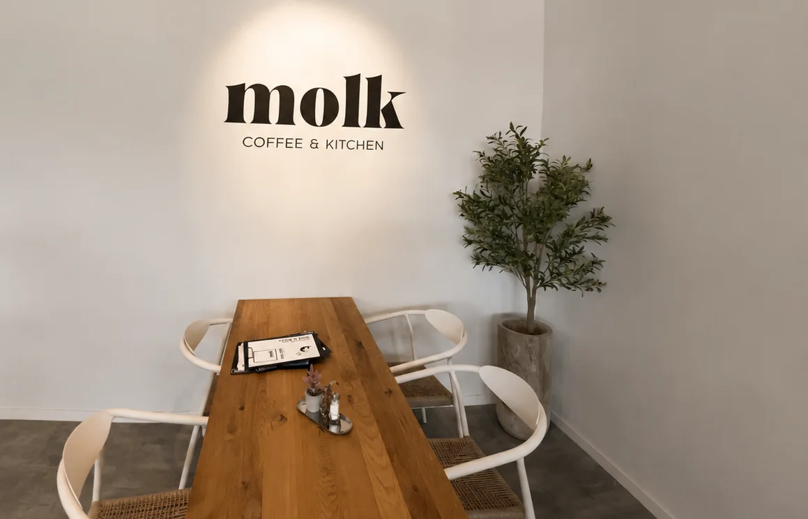 Sitzbereich im MOLK Coffee & Kitchen in Oldenburg