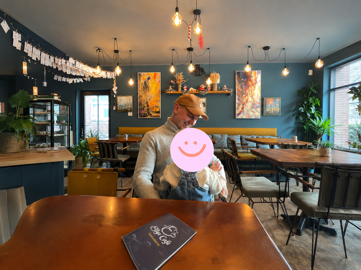Familienbesuch im Innenraum von Elly’s Café