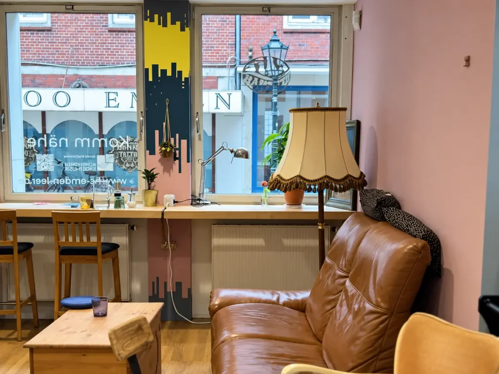 Café Nebenan im OLME in Emden mit Kind: Kaffee, Spielen und Museum verbinden